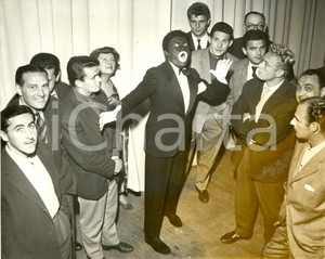 Fotografia d epoca originale 1957 PARIS F Georges ULMER si finge un cantante di colore Foto DANNEGGIATA 1