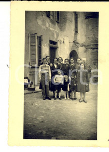 Fotografia d epoca originale 1940 ca CASALE MONFERRATO Madri e figli in un cortile Foto ARMANI 8x12 cm 1