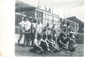 Fotografia d epoca originale 1975 ca POXOREU  BRAZIL Spedizione missionaria  Costruzione scuola  Foto 1