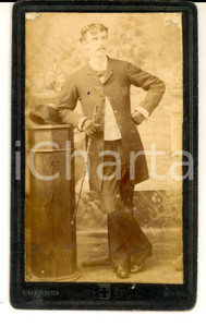 Fotografia d epoca originale 1890 ca MILANO Ritratto maschile in tenuta da passeggio Foto Alberto ROCCA CDV 1