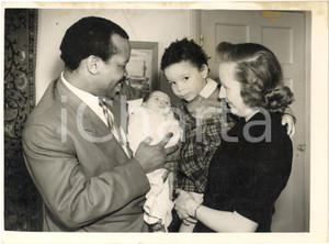 1953 CHIPSTEAD Seretse KHAMA with his wife Ruth and their daughter - Photo