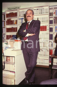 35mm vintage slide* 1991 COSTUME Giovanni FALCONE in libreria - Ritratto (1)  Diapositiva d'epoca, in formato 35 mm. CONDIZIONI: GOODTutti i diritti riservati.E' severamente vietata la riproduzione. ICharta mette in vendita, sul negozio eBay e in esclusiva sul sito "icharta" il proprio archivio composto da numerose diapositive e negativi fotografici d'epoca, tutti originali e autentici, che attraversano la storia del costume italiano tra gli la fine degli anni Sessanta e Novanta.Si tratta di uno sguardo inedito sull'attualit&agrave;, la politica, la vita quotidiana, il gossip e la cultura, che fotografa il cambiamento della nazione in quest'ultimo scorcio del XX secolo. Un'occasione unica per il mercato del collezionismo, che vede finalmente disponibile un archivio eccezionale per vastit&agrave;, tematiche e condizioni, in un settore (il negativo fotografico e la diapositiva) di assoluta novit&agrave; e dalle interessanti prospettive di investimento.  originale e autentica 1