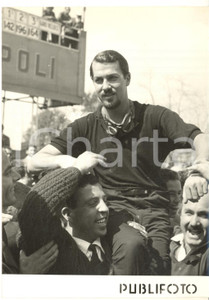 1958 AUTOMOBILISMO NAPOLI Jo BONNIER vincitore sul circuito di Posillipo - Foto Fotografia d'epoca con didascalia coeva.  CONDIZIONI: G (ma lievi difetti di stampa) FORMATO: 13x18 cm     originale e autentica 1