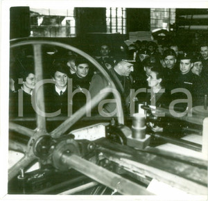 Fotografia d epoca originale 1939 MILANO Federale Rino PARENTI visita maestranze di una fabbrica Fotografia 1