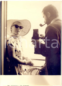 1959 FESTIVAL DI CANNES Zsa Zsa GABOR posa nel suo appartamento sulla Croisette