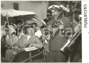 1957 LACCO AMENO (NA) Charlie CHAPLIN e Oona O'NEILL accolti da trombettieri