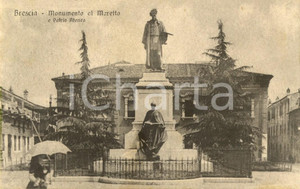 Cartolina originale da collezione 1917 BRESCIA Donna con ombrello davanti monumento a Alessandro Bonvicino MORETTO 1