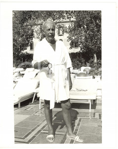 1990 ca LIDO DI VENEZIA Ritratto di Gian Luigi RONDI in accappatoio (2) *Foto