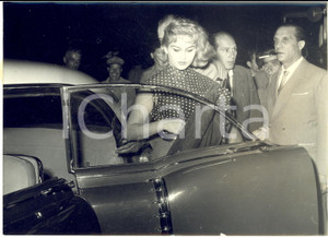 1956 CATANIA Arrivo di Rita GIANNUZZI con il produttore Felice ZAPPULLA *Foto