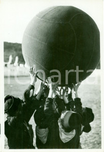 Fotografia d epoca originale 1937 ROMA Balilla sollevano pallone gigante Campionati Sportivi FORO MUSSOLINI 1