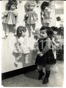 Fotografia d epoca originale 1968 MILANO Salone del Giocattolo  Felicità di una bambina tra le bambole Foto 1
