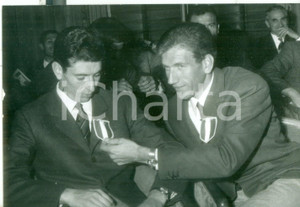 Fotografia d epoca originale 1966 Lega CICLISMO Premiazione Vittorio ADORNI e Felice GIMONDI della SALVARANI 1