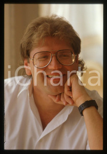 35mm vintage slide* 1988 VENEZIA Robert ZEMECKIS Ritratto del regista (21)  Diapositiva d'epoca, in formato 35 mm.CONDIZIONI: GOOD   Tutti i diritti riservati.E' severamente vietata la riproduzione. ICharta mette in vendita, sul negozio eBay e in esclusiva sul sito "icharta" il proprio archivio composto da numerose diapositive e negativi fotografici d'epoca, tutti originali e autentici, che attraversano la storia del costume italiano tra gli la fine degli anni Sessanta e Novanta.Si tratta di uno sguardo inedito sull'attualit&agrave;, la politica, la vita quotidiana, il gossip e la cultura, che fotografa il cambiamento della nazione in quest'ultimo scorcio del XX secolo. Un'occasione unica per il mercato del collezionismo, che vede finalmente disponibile un archivio eccezionale per vastit&agrave;, tematiche e condizioni, in un settore (il negativo fotografico e la diapositiva) di assoluta novit&agrave; e dalle interessanti prospettive di investimento.  originale e autentica 1