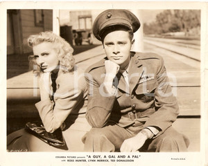 Fotografia d epoca originale 1945 A GUY, A GAL AND A PAL Ross HUNTER in divisa Lynn MERRICK Foto di scena 1