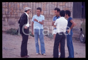 35mm vintage slide* 1974 STINTINO Enrico BERLINGUER paparazzato in vacanza PCI 1  Diapositiva d'epoca, in formato 35 mm.  CONDIZIONI: FAIR (macchie nella parte centrale)Tutti i diritti riservati.E' severamente vietata la riproduzione. ICharta mette in vendita, sul negozio eBay e in esclusiva sul sito "icharta" il proprio archivio composto da numerose diapositive e negativi fotografici d'epoca, tutti originali e autentici, che attraversano la storia del costume italiano tra gli la fine degli anni Sessanta e Novanta.Si tratta di uno sguardo inedito sull'attualit&agrave;, la politica, la vita quotidiana, il gossip e la cultura, che fotografa il cambiamento della nazione in quest'ultimo scorcio del XX secolo. Un'occasione unica per il mercato del collezionismo, che vede finalmente disponibile un archivio eccezionale per vastit&agrave;, tematiche e condizioni, in un settore (il negativo fotografico e la diapositiva) di assoluta novit&agrave; e dalle interessanti prospettive di investimento.  originale e autentica 1