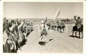 Fotografia d epoca originale 1935 MACALLE  ETIOPIA Generale Achille VACCARISI accolto da indigeni conquistati 1