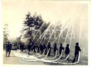 1954 DORKING Members of KENT FIRE BRIGADE giving a demonstration *Photo 20x15 cm Fotografia d'epoca con didascalia coeva.  CONDIZIONI: fair (strappo di circa 1 cm al margine inferiore e lieve sovraimpressione circolare)FORMATO: 20x15 cm     originale e autentica 1