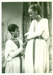 Fotografia d epoca originale 1939 ROMA CINECITTA  Film Abuna Messias Indigene durante vestizione Foto scena 1