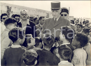 1957 BECHAR (ALGERIE) Place Lutaud - Général DE GAULLE entouré par les enfants