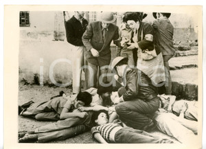1956 HAIFA (ISRAELE) Addestramento anti raid aereo - Soccorso alle "vittime"  Fotografia d'epoca con didascalia coeva.  CONDIZIONI: FAIR (bassa qualit&agrave; di stampa) FORMATO: 20x15 cm     originale e autentica 1