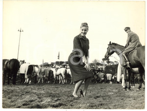 1960 ROMA Villa Borghese - Dodo D'HAMBOURG nel galoppatoio *Foto 24x18 cm  Fotografia d'epoca, con didascalia coeva al verso.  CONDIZIONI: FAIR (piegature)FORMATO: 24x18 cm     originale e autentica 1