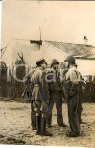 Fotografia d epoca originale 1943 ALGERI WW2 Pattuglia americana interroga ufficiale francese FOTO 1