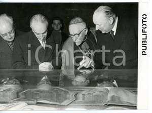 1953 ROMA PALAZZO VENEZIA Mostra miniatura - Antonio SEGNI e Celso COSTANTINI Fotografia d'epoca con didascalia coeva.  CONDIZIONI: G (ma lieve ondulatura al margine superiore) FORMATO: 18x13 cm     originale e autentica 1