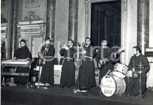 Fotografia d epoca originale 1972 MILANO Frati The Francis Boys suonano al Circolo della Stampa Foto 1