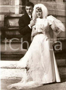 Fotografia d epoca originale 1968 CE SACRE  GRANDPERE Yves LEFEBVRE Marie DUBOIS Matrimonio sul set Foto 1