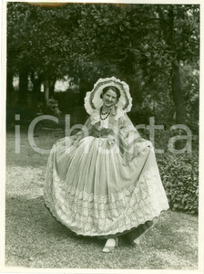Fotografia d epoca originale 1935 MILANO Ragazza in costume tipico al PARCO SEMPIONE Fotografia 1