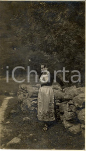 Fotografia d epoca originale 1927 ALAGNA VALSESIA Giovane donna in costume tradizionale Foto 9x14 1
