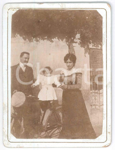 Fotografia d epoca originale 1900 ca COSTUME ITALIA Famiglia con bambina sulla bici  Ritratto Foto 8x13 1