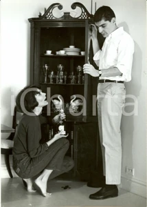 Fotografia d epoca originale 1965 ca NEW YORK USA Paula PRENTISS Richard BENJAMIN mostrano loro casa Foto 1