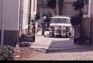 35mm vintage slide* 1974 STINTINO Enrico BERLINGUER (PCI) con FIAT 125 Special 1  Diapositiva d'epoca, in formato 35 mm.Nella diapositiva compare Enrico Berlinguer, segretario del Partito Comunista Italiano, paparazzato durante le vacanze a Stintino.  CONDIZIONI: GOODTutti i diritti riservati.E' severamente vietata la riproduzione. ICharta mette in vendita, sul negozio eBay e in esclusiva sul sito "icharta" il proprio archivio composto da numerose diapositive e negativi fotografici d'epoca, tutti originali e autentici, che attraversano la storia del costume italiano tra gli la fine degli anni Sessanta e Novanta.Si tratta di uno sguardo inedito sull'attualit&agrave;, la politica, la vita quotidiana, il gossip e la cultura, che fotografa il cambiamento della nazione in quest'ultimo scorcio del XX secolo. Un'occasione unica per il mercato del collezionismo, che vede finalmente disponibile un archivio eccezionale per vastit&agrave;, tematiche e condizioni, in un settore (il negativo fotografico e la diapositiva) di assoluta novit&agrave; e dalle interessanti prospettive di investimento.  originale e autentica 1
