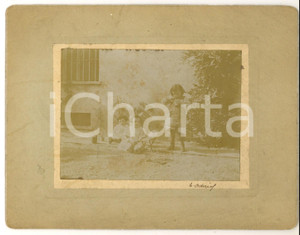 Fotografia d'epoca originale 1910 ca AREA PIEMONTESE Giochi di bambine in giardino *Foto E. ODERIO VINTAGE 1