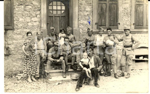 Fotografia d epoca originale 1915 ca WW1 FRANCIA Soldati del 153° reggimento fanteria con famiglia contadina 1