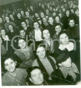 Fotografia d epoca originale 1939 MILANO Donne di servizio a spettacolo teatrale del Dopolavoro Fotografia 1