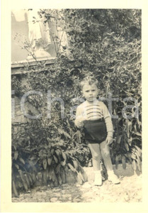 Fotografia d epoca originale 1950 ca DARFO BOARIO TERME Bambino nel giardino dell asilo infantile Foto 7x10 1