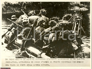 Fotografia d epoca originale 1942 WW2 FRONTE ORIENTALE Genieri Tedeschi attraversano fiume su canotto Foto 1