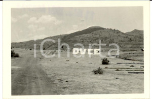 Fotografia d epoca originale 1937 ANGAREB SUDAN Scritta DUCE su strada Asmara  Giudea Fotografia 1
