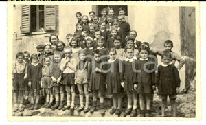 Fotografia d epoca originale 1935 ca VERBANIA TROBASO Ritratto di una scolaresca Foto cartolina MADDALENA 1