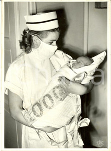 Fotografia d epoca originale 1954 CRACOVIA Polonia Malgosia JUCHA 1000Â° bambino nato a NOWA HUTA Foto 1