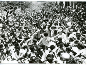 1956 IL CAIRO Neo presidente Gamal Abd EL-NASSER portato in trionfo *Foto 18x13  Fotografia d'epoca con didascalia coeva al verso.   CONDIZIONI: G FORMATO: 18x13 cm     originale e autentica 1