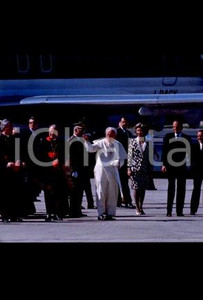 35mm vintage slide* 1993, Seville, airport, Giovanni Paolo II  Diapositiva d'epoca, in formato 35 mm.CONDIZIONI: GOODE' severamente vietata la riproduzione. Tutti i diritti sono riservati.Nella diapositiva ICharta mette in vendita, sul negozio eBay e in esclusiva sul sito "icharta" il proprio archivio composto da numerose diapositive e negativi fotografici d'epoca, tutti originali e autentici, che attraversano la storia del costume italiano tra gli la fine degli anni Sessanta e Novanta.Si tratta di uno sguardo inedito sull'attualit&agrave;, la politica, la vita quotidiana, il gossip e la cultura, che fotografa il cambiamento della nazione in quest'ultimo scorcio del XX secolo. Un'occasione unica per il mercato del collezionismo, che vede finalmente disponibile un archivio eccezionale per vastit&agrave;, tematiche e condizioni, in un settore (il negativo fotografico e la diapositiva) di assoluta novit&agrave; e dalle interessanti prospettive di investimento.  FAIR/discreto   originale e autentica 1