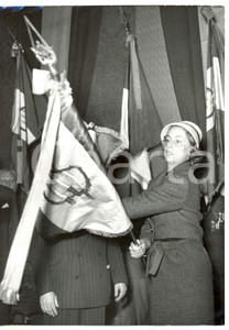 Fotografia d epoca originale 1957 ROMA Moglie di Armando ANGELINI consegna la bandiera ai Mutilati di Guerra 1