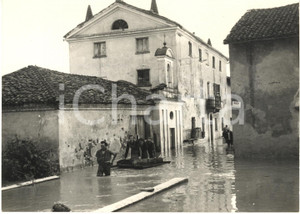 1957 ALLUVIONE LOMBRIASCO (TO) Abitanti nel paese allagato - Foto 18x13 cm
