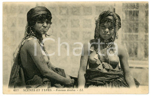 1910 ca ETHNIC NUDE Femmes Arabes - DAMAGED postcard topless risque  Cartolina postale d'epoca, non viaggiata.CONDIZIONI: VP (profonda piegatura diagonale)FORMATO: FP    originale e autentica 1