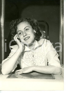 1954 ROMA Ritratto dell'attrice Lucy VALNOR *Foto VINTAGE 13x18 cm Fotografia d'epoca, con didascalia coeva al verso.CONDIZIONI: G (ma lieve sovraimpressione)FORMATO: 13x18 cm    originale e autentica 1