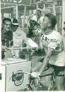 Fotografia d epoca originale 1966 49° GIRO D ITALIA CICLISMO  Jacques ANQUETIL beve birra DREHER  Foto 1