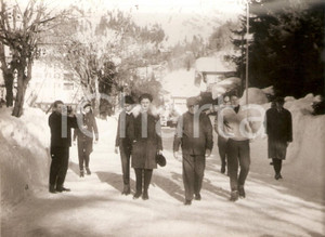 Fotografia d epoca originale 1959 COURMAYEUR Giovanni GRONCHI passeggia per le vie del paese a Capodanno 1